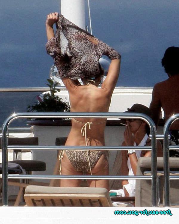 16P Cindy Crawford posing in topless on yach paparazzi pictures