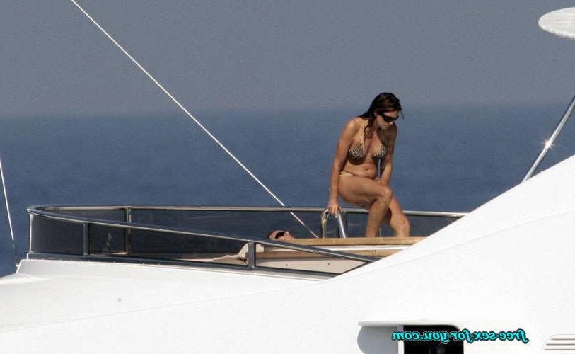 16P Cindy Crawford posing in topless on yach paparazzi pictures