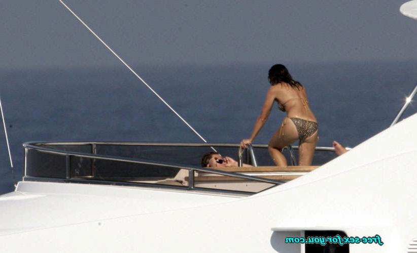 16P Cindy Crawford posing in topless on yach paparazzi pictures