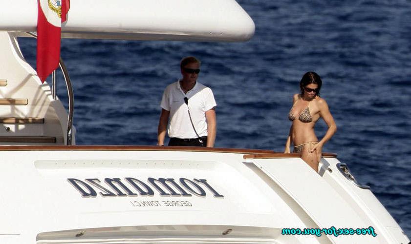16P Cindy Crawford posing in topless on yach paparazzi pictures
