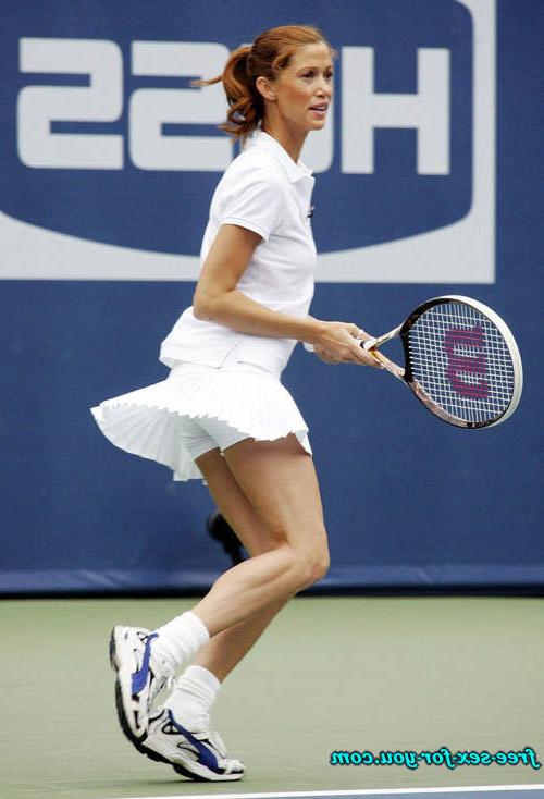 16P Shannon Elizabeth showing hairy pussy and tits and play tennis