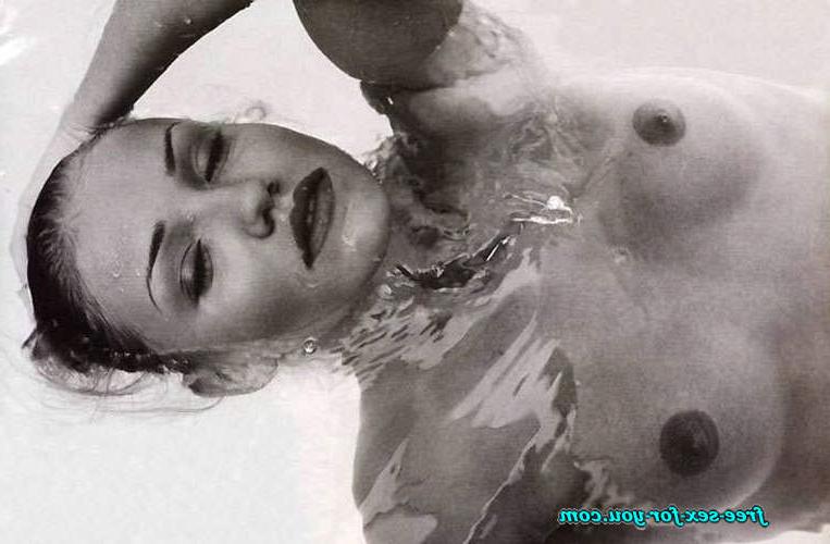 16P Cameron Diaz posing sexy in bikini and in topless