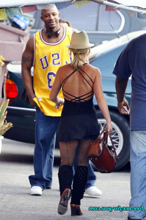 16P Britney Spears gives blowjob and show pussy to paparzzi