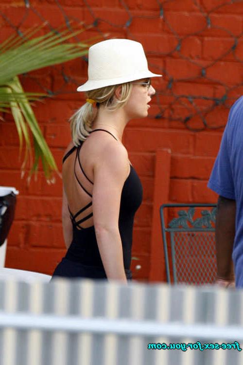 16P Britney Spears gives blowjob and show pussy to paparzzi