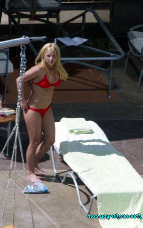 16P Britney Spears posing in topless and bikini paparazzi pictures
