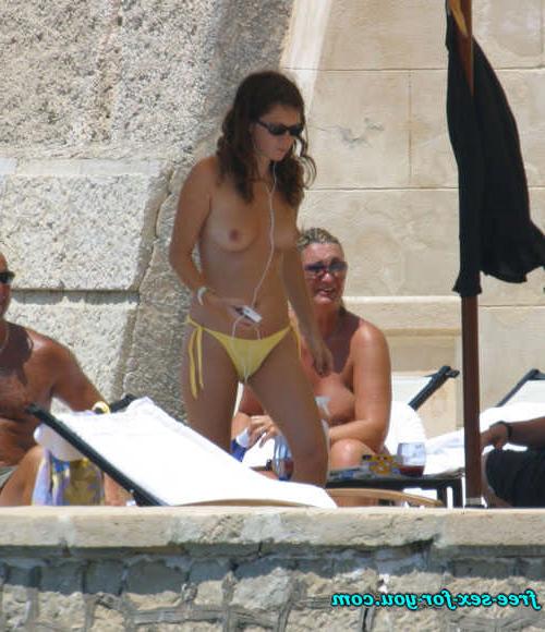 16P Anna Friel in topless paparazzi pictures and posing very sexy