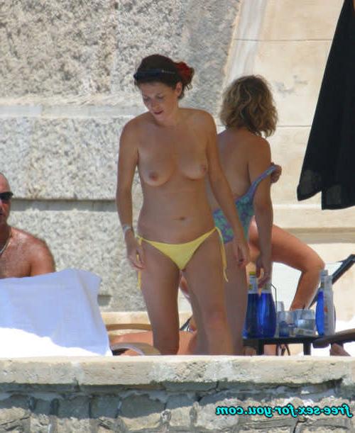 16P Anna Friel in topless paparazzi pictures and posing very sexy