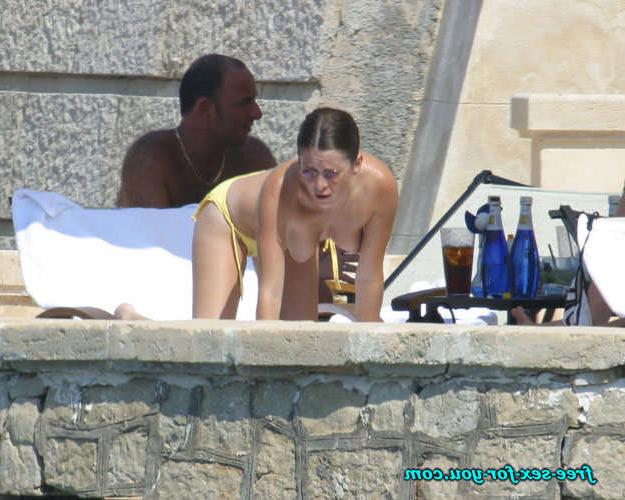 16P Anna Friel in topless paparazzi pictures and posing very sexy