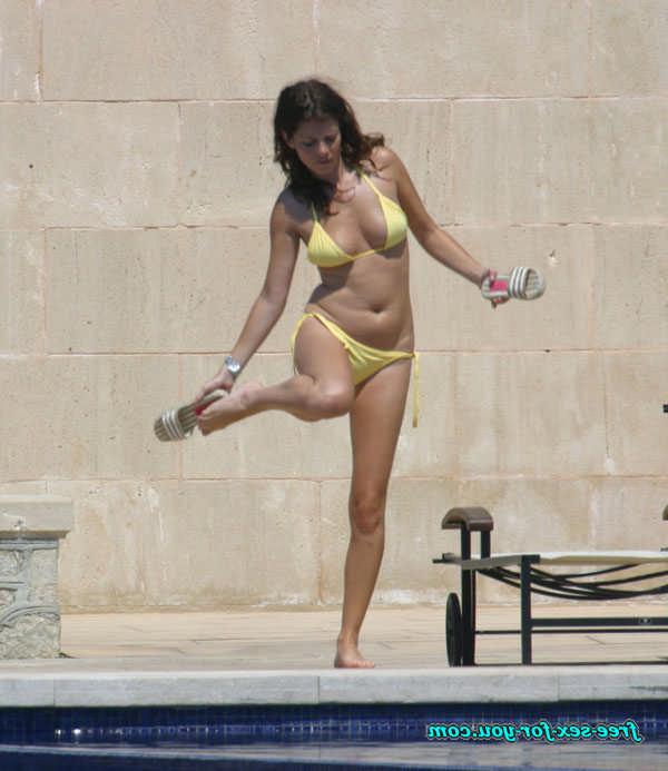 16P Anna Friel in topless paparazzi pictures and posing very sexy