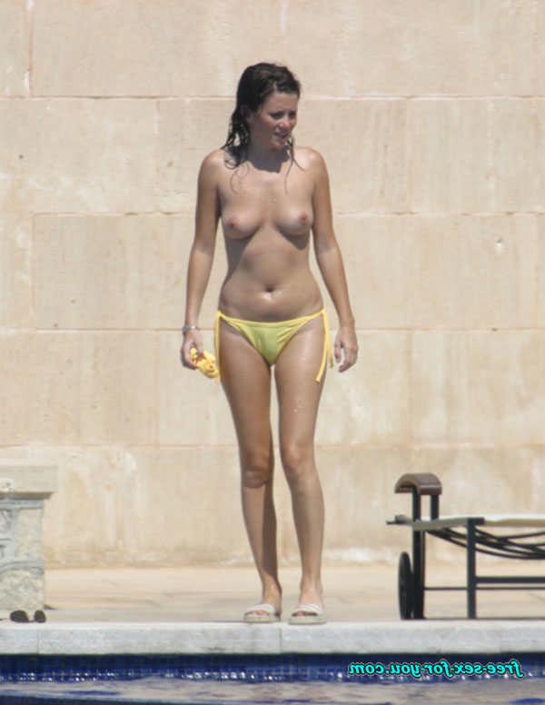 16P Anna Friel in topless paparazzi pictures and posing very sexy