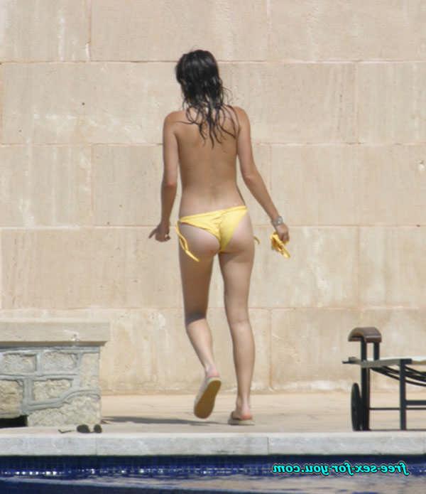 16P Anna Friel in topless paparazzi pictures and posing very sexy