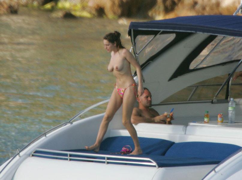 16P Kelly Brook topless and bikini beach paparazzi pictures