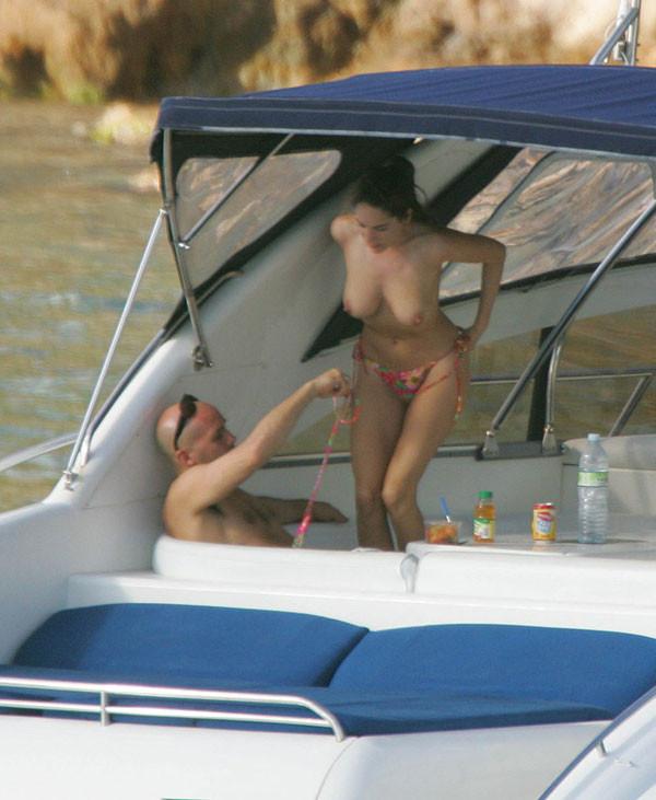16P Kelly Brook topless and bikini beach paparazzi pictures