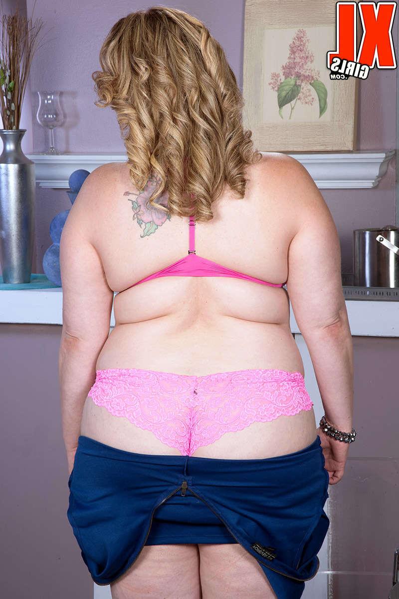 16P Fat mature Amiee Roberts plays with her huge tits