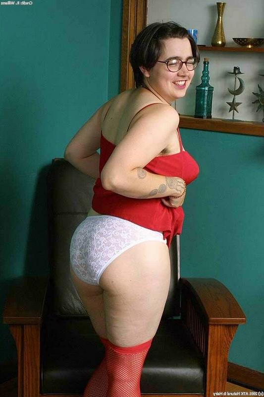 11P Cori shows us her natural hairy and chubby behind parts
