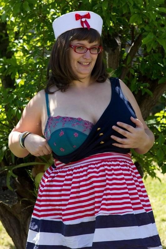 15P Big natural boob Betty shows off her goodies