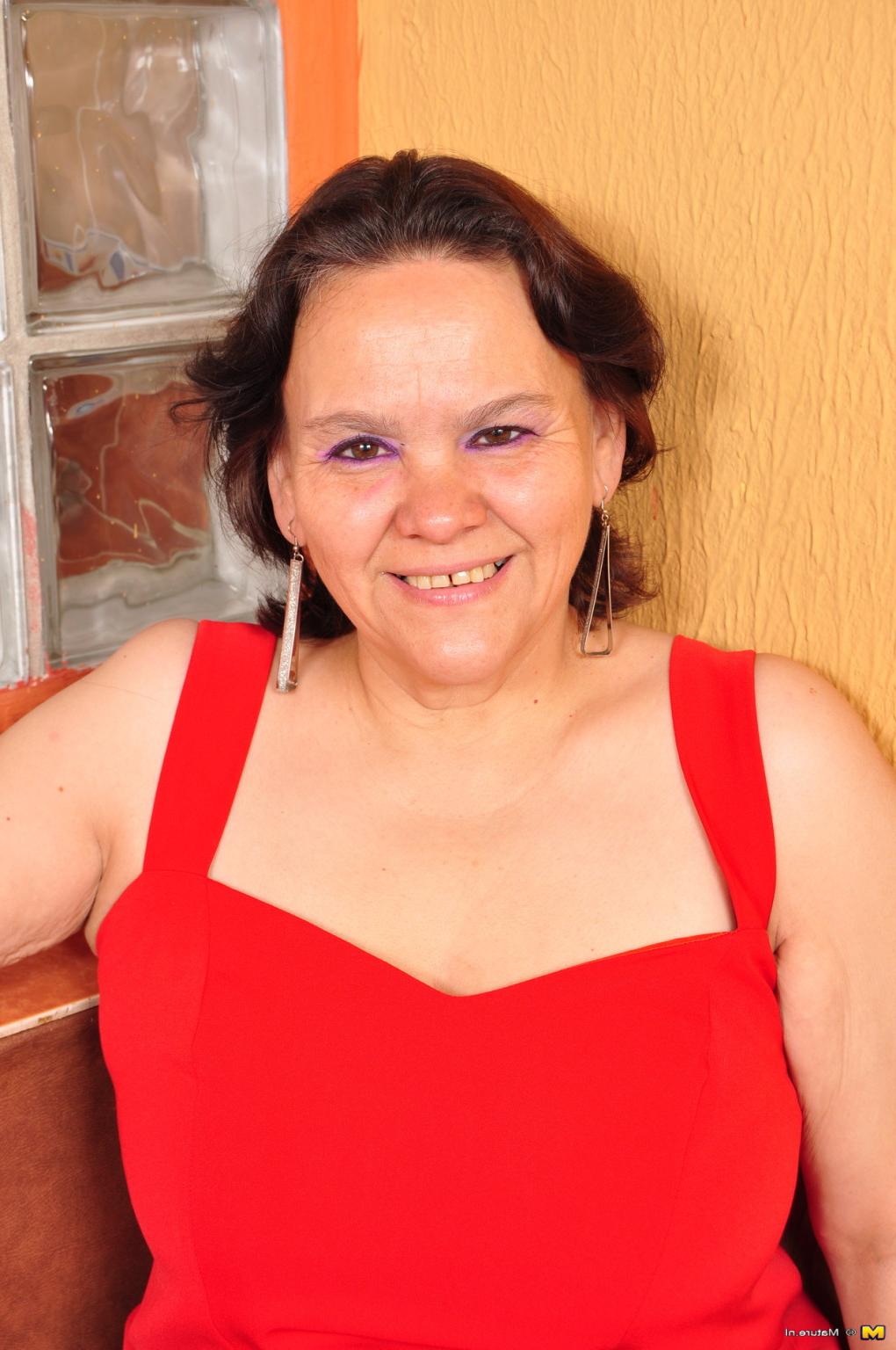 16P This naughty Latin housewife loves to play with herself