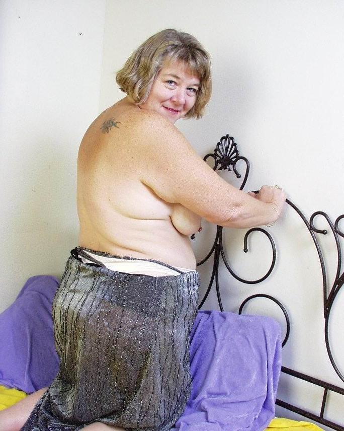 15P bbw granny spreading and showing pink