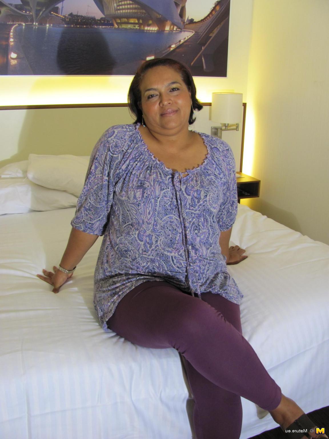 16P Chubby Coral is ready to please herself