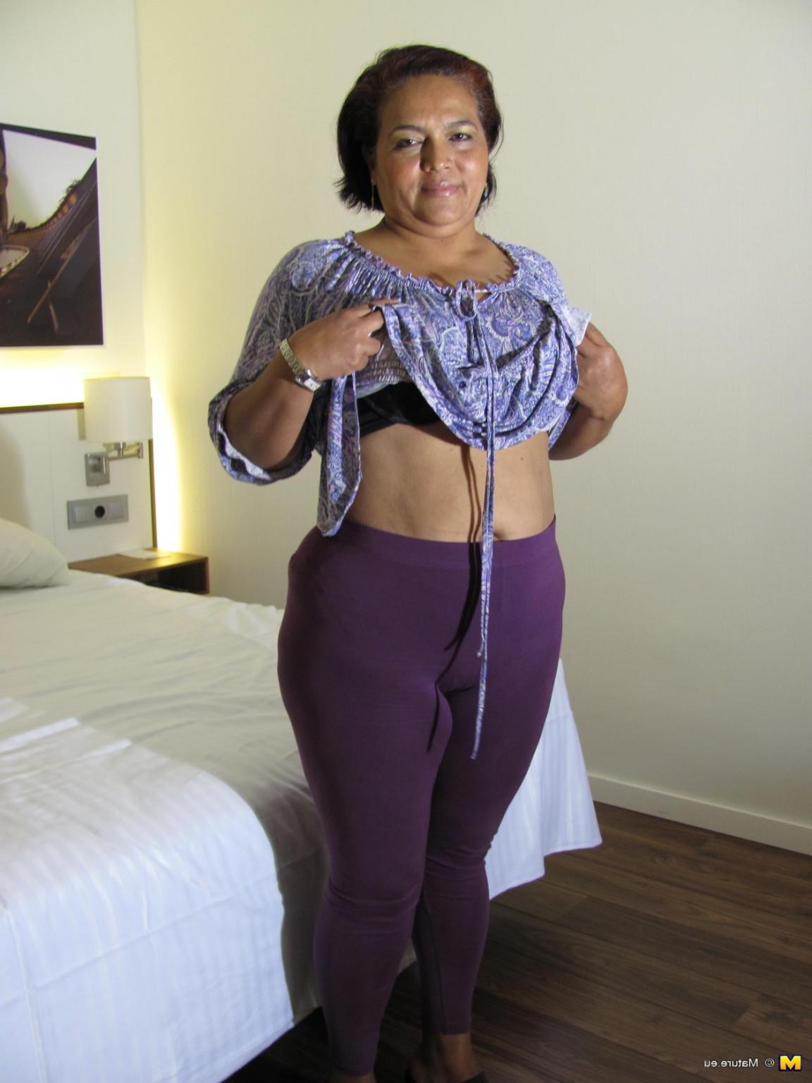 16P Chubby Coral is ready to please herself