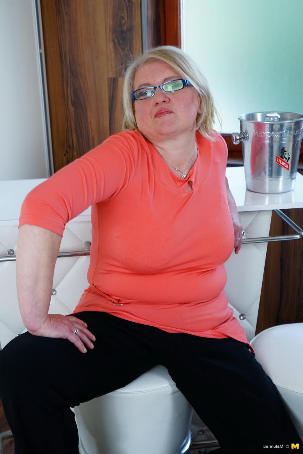 16P Chubby housewife getting wet on her bed