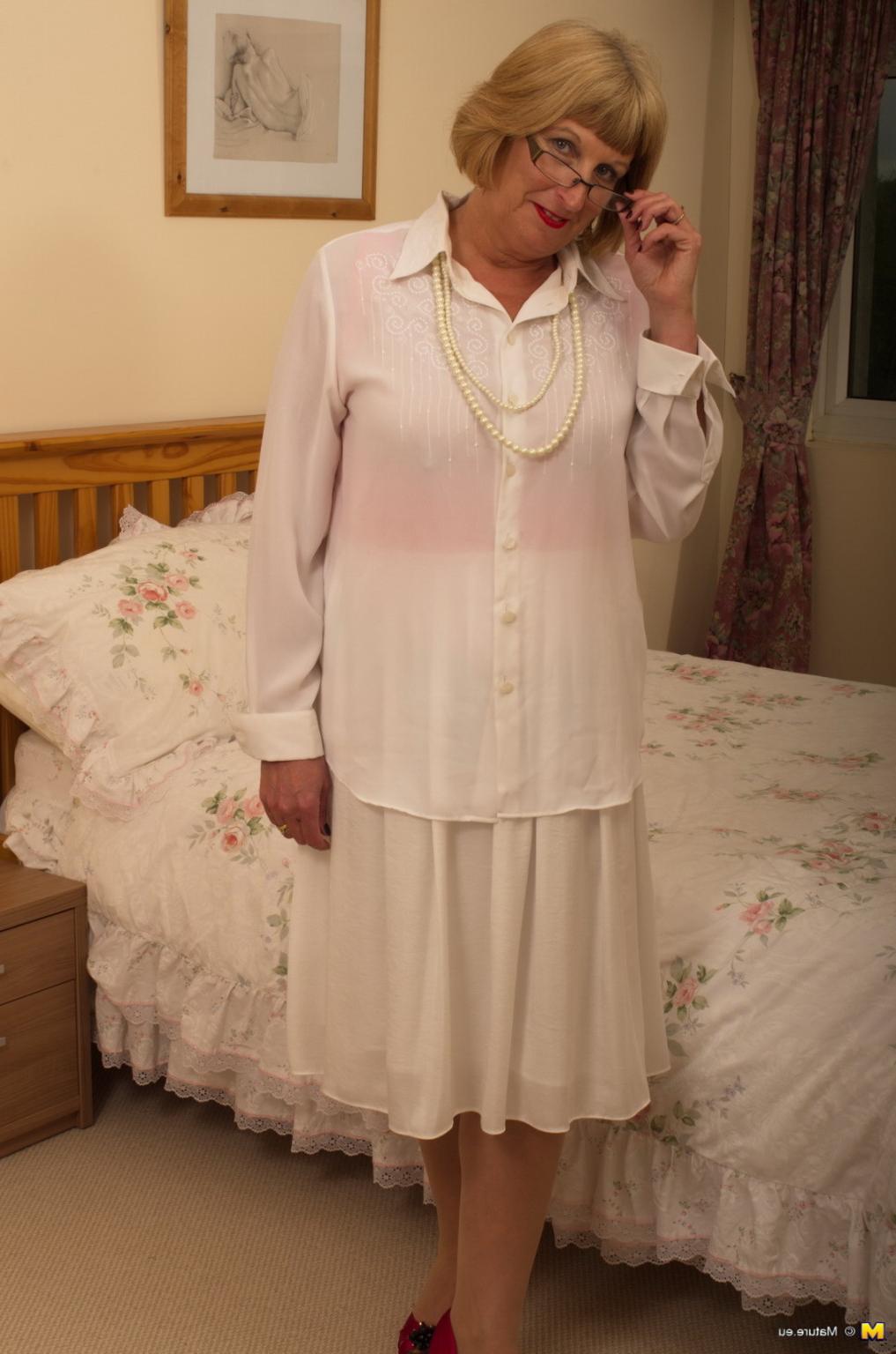 16P Chubby British mature lady getting naughty
