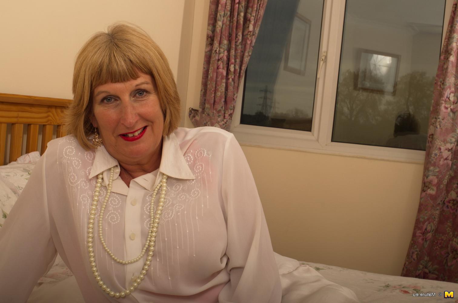 16P Chubby British mature lady getting naughty