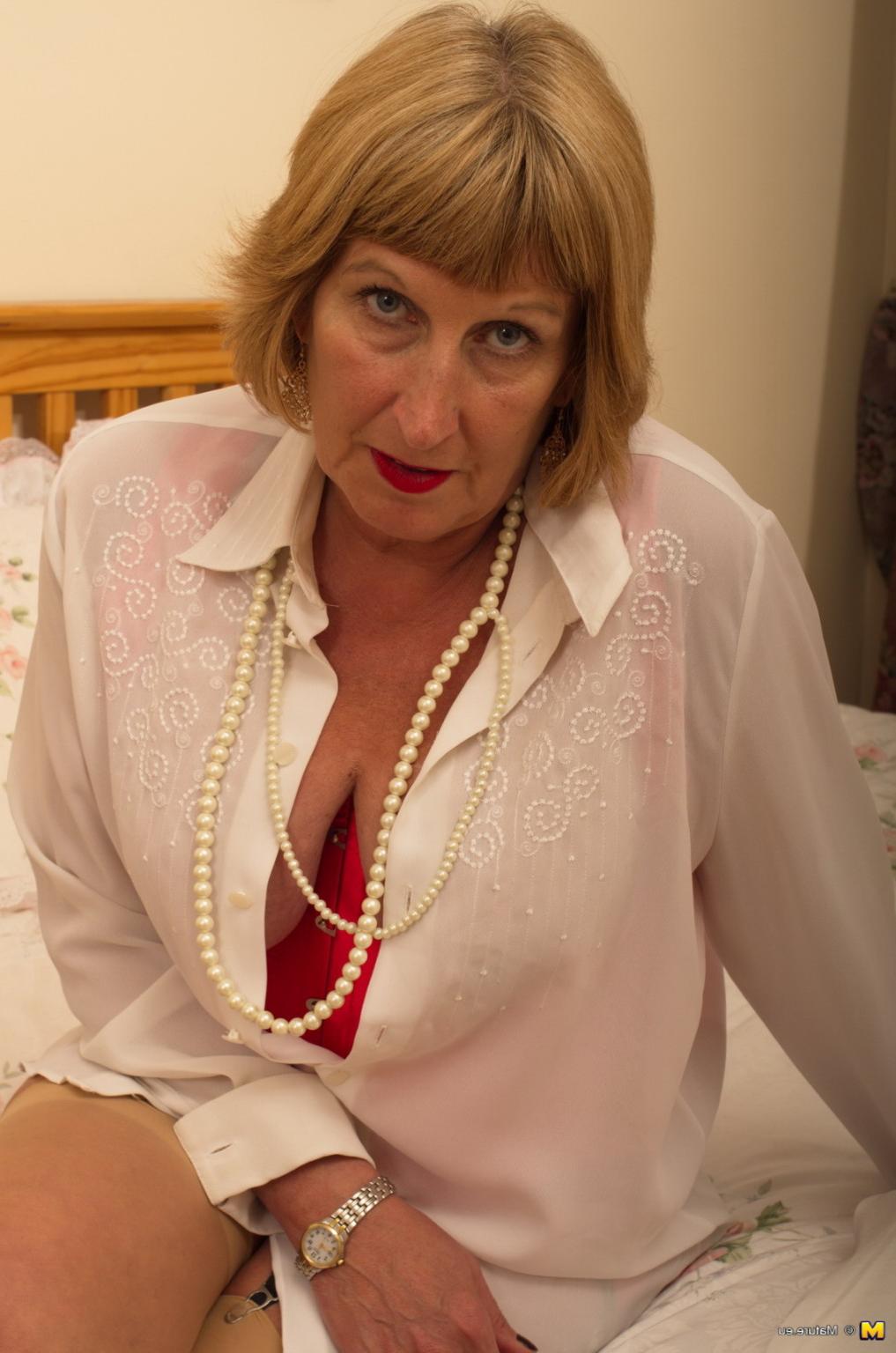16P Chubby British mature lady getting naughty