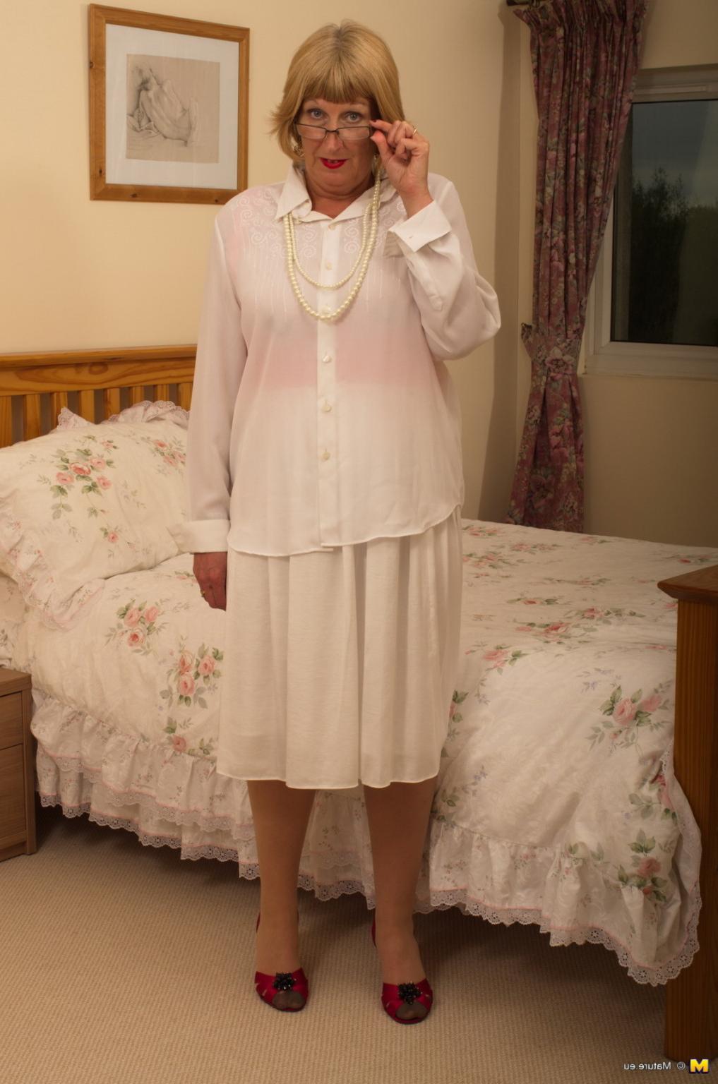 16P Chubby British mature lady getting naughty