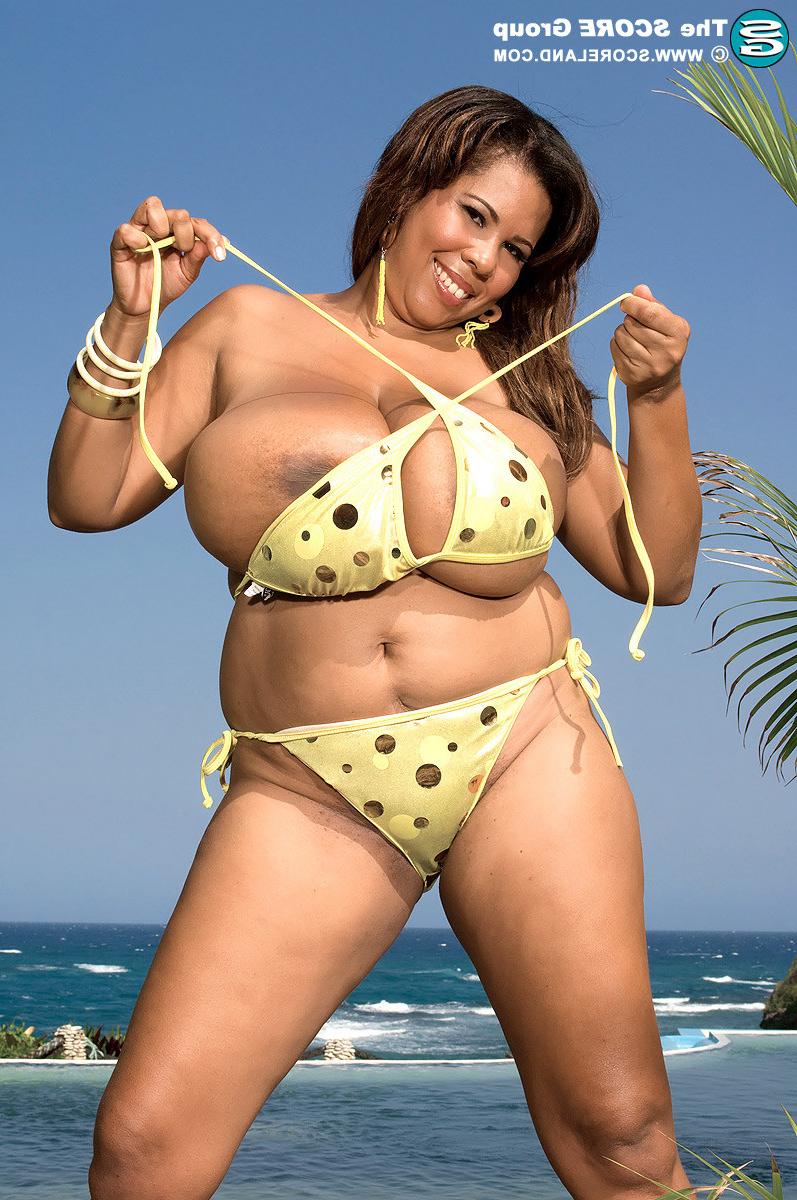 16P Vanessa Del  shows her big juggs at the beach