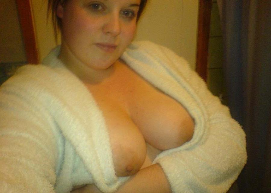 12P Big breasted amateur chubby babe posing
