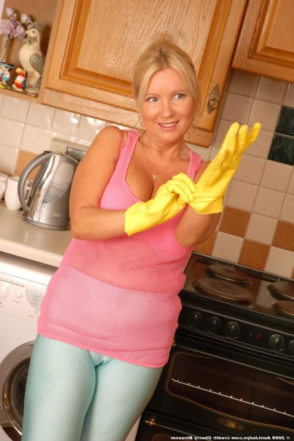 16P Chubby fiftyish housewife bares awesome big natural boobs