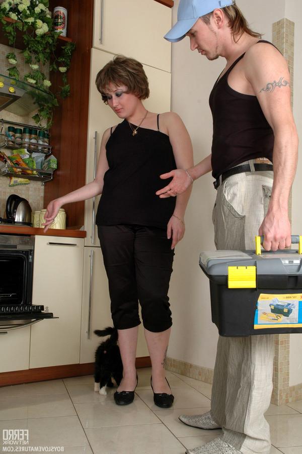 16P Chubby mom seduces her neighbor