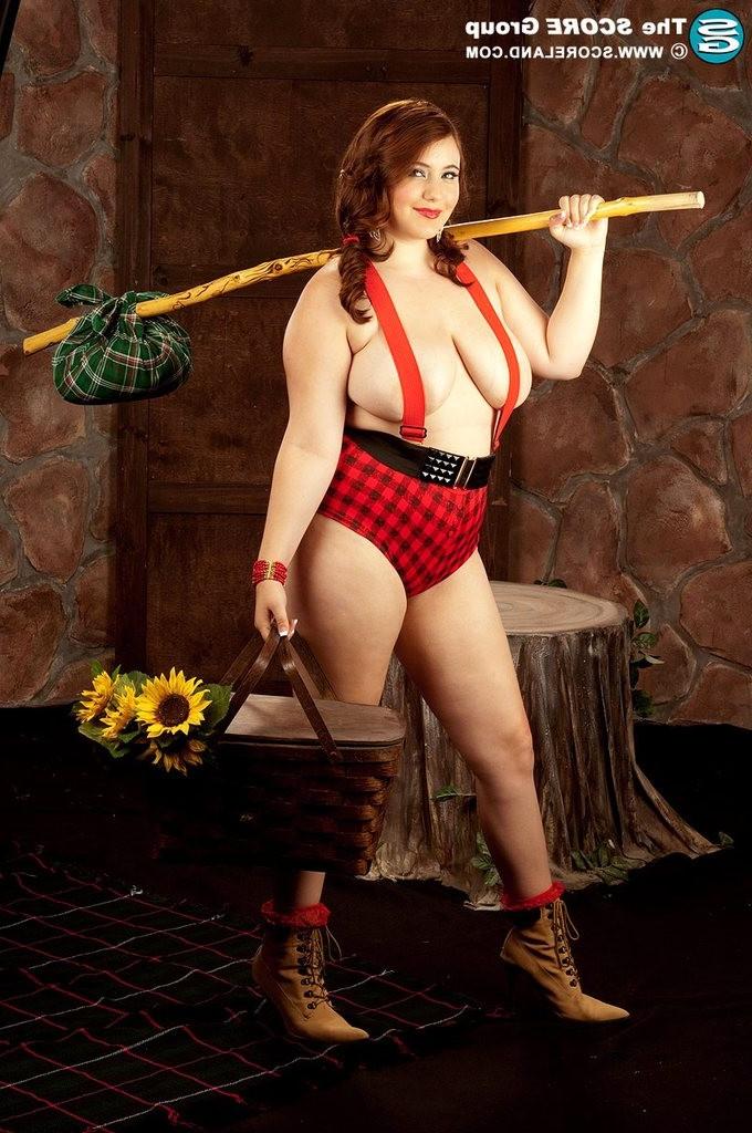 16P Chubby Lexi Summers shows her all natural curves
