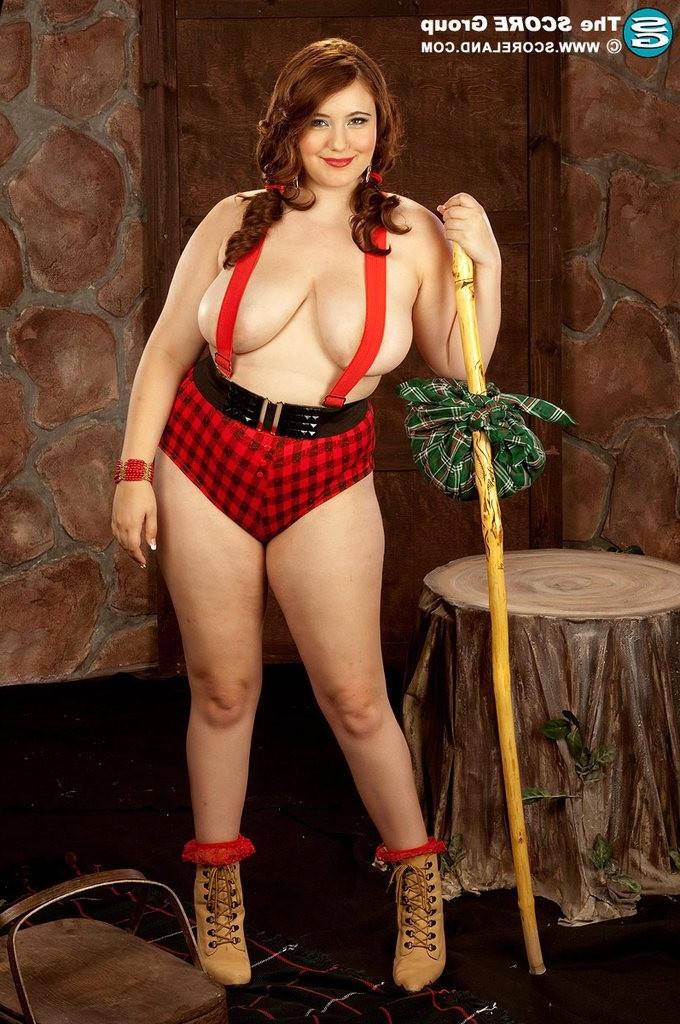 16P Chubby Lexi Summers shows her all natural curves