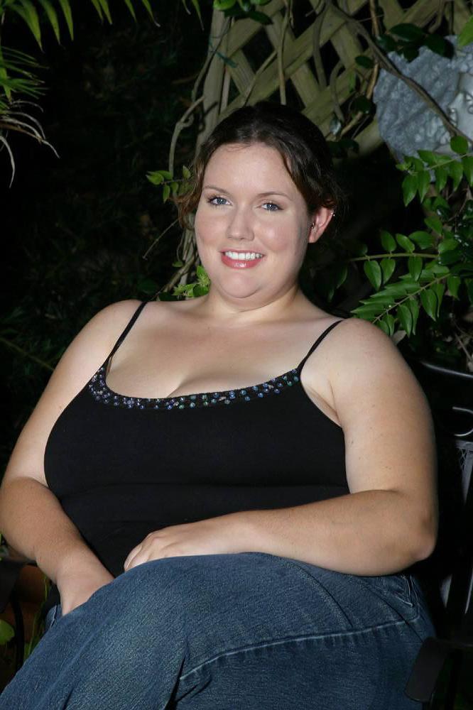 15P Big titted chunky slut Sophie masturbating while outdoors