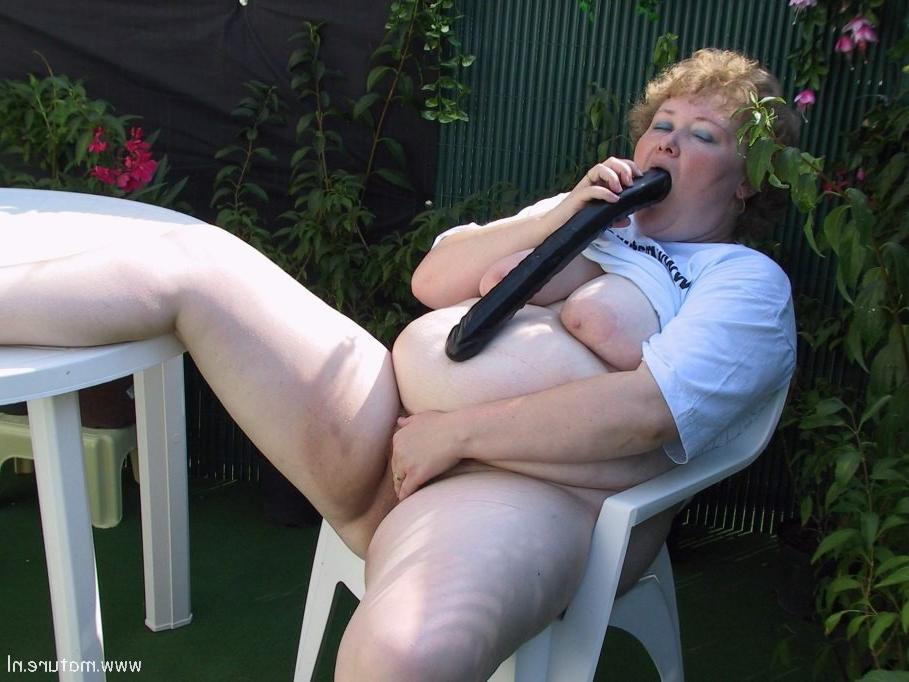 16P This chunky housewife gets nasty in her own backyard