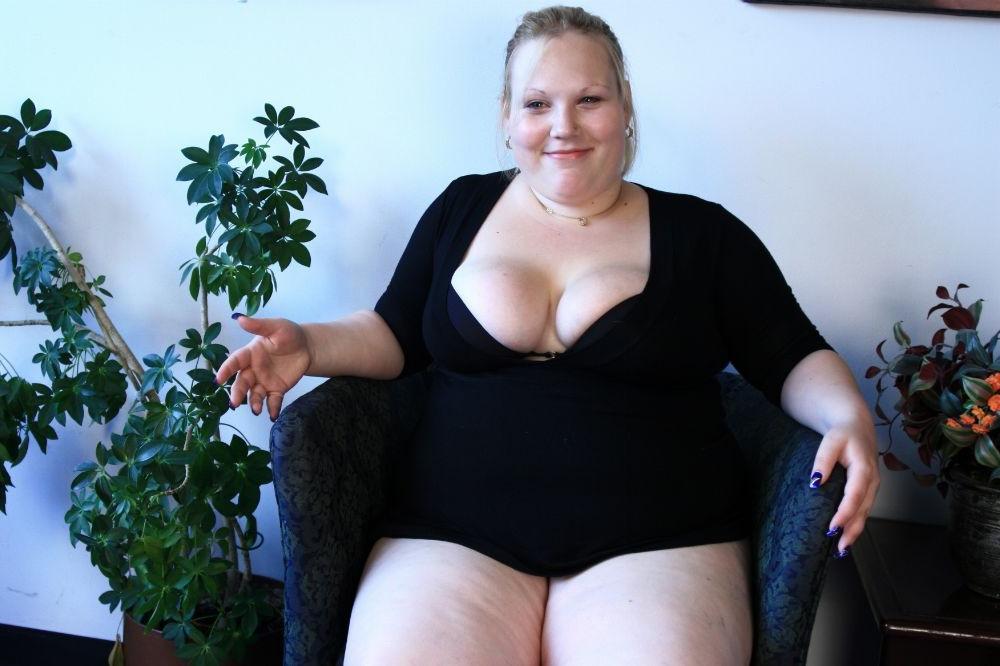 15P Sexy chubby girl showing her big boobs