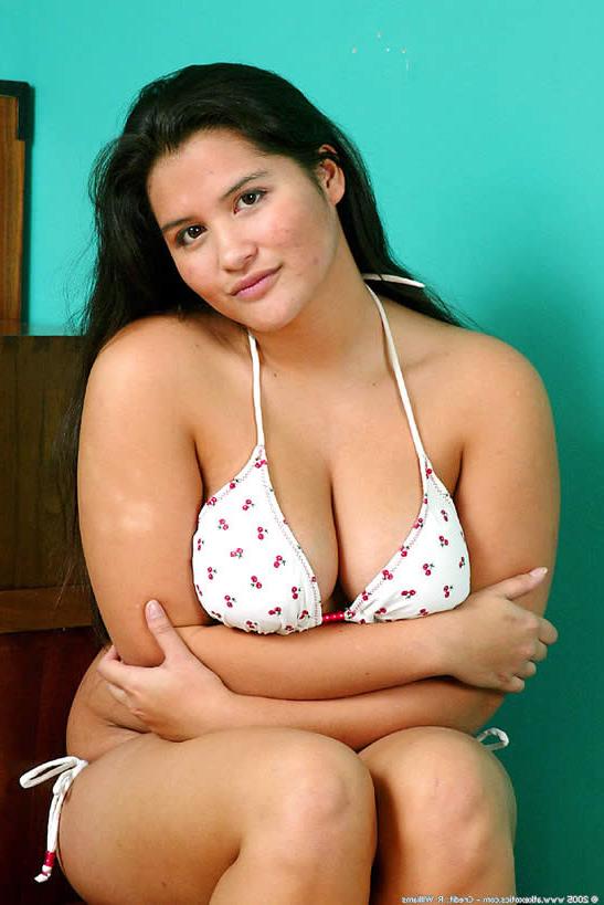 15P Cute chubby latina with big tits plays with her pink pussy