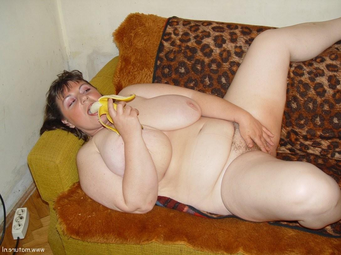 16P Chubby housewife playing with some vegetables and fruit