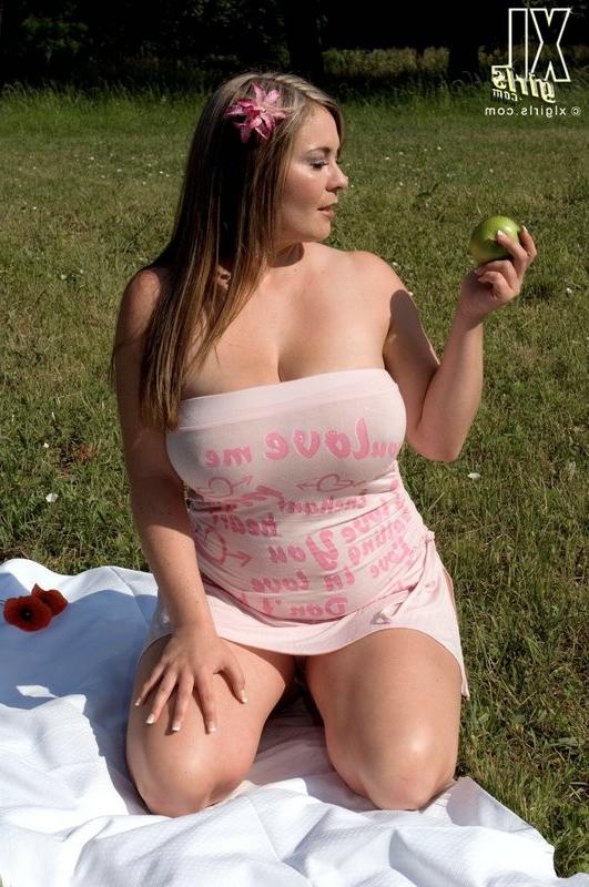16P Chubby shows her tits and pussy