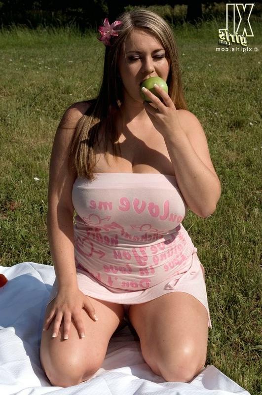 16P Chubby shows her tits and pussy