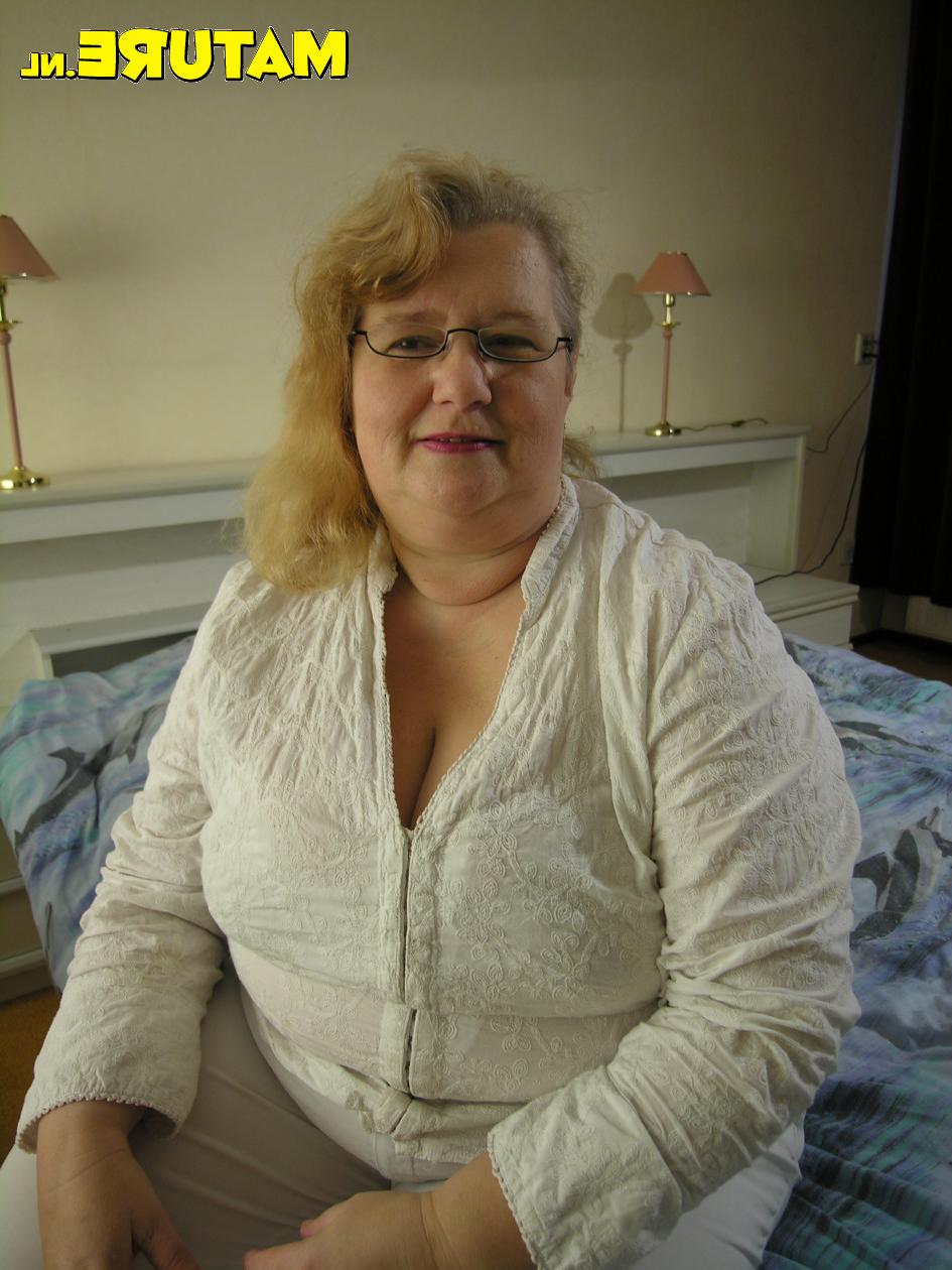 16P Chubby mature slut loves playing with herself