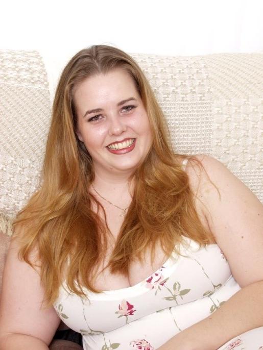 15P Chubby babe playing with her fat pussy