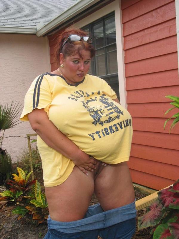 15P Monster boobs fattie posing outdoor