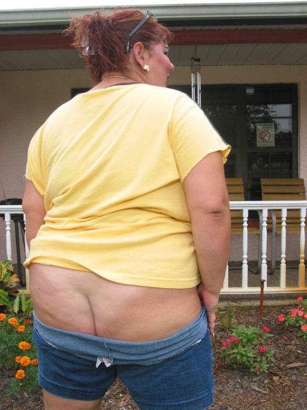 15P Monster boobs fattie posing outdoor