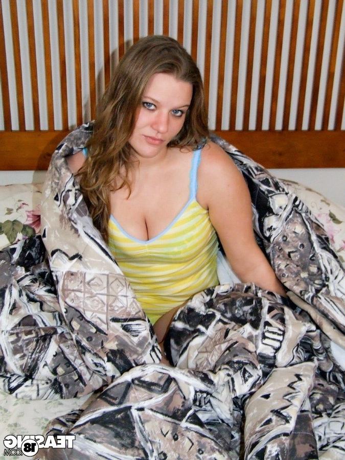 12P Cute and chubby teen girl exposed good
