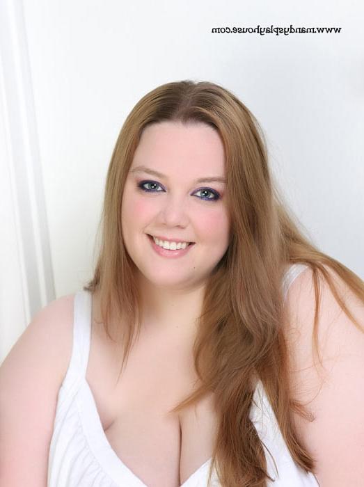 15P Chubby babe Mandy stripping out of her panties