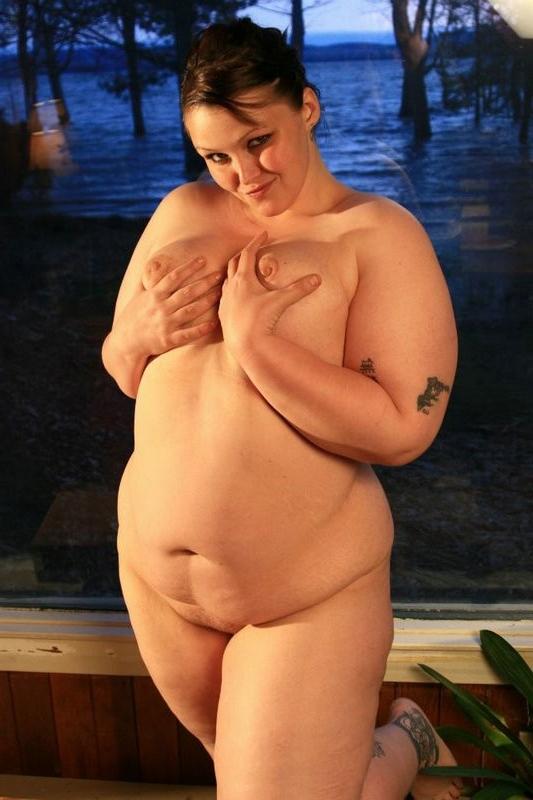 15P Sexy chubby Milla Monroe posing in cottage