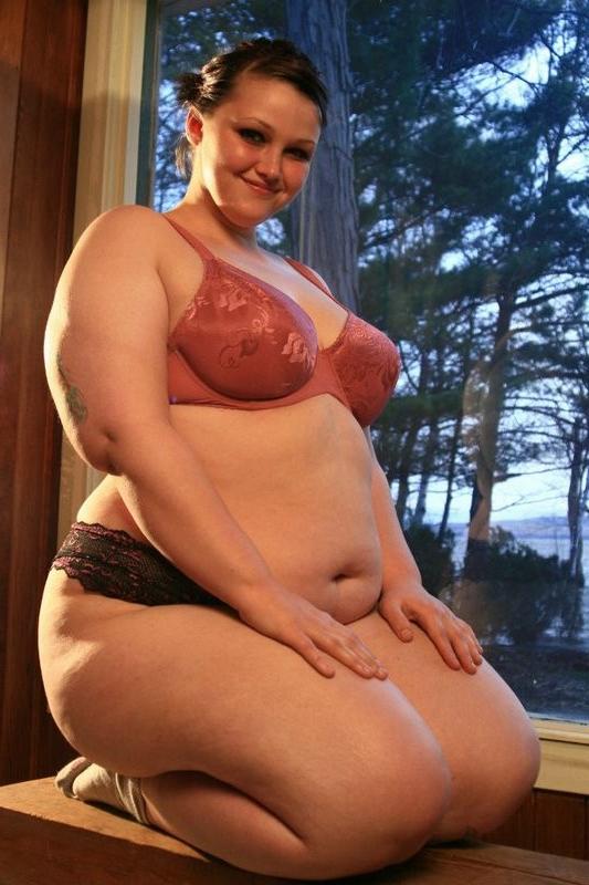 15P Sexy chubby Milla Monroe posing in cottage